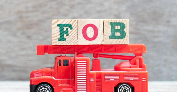 ¿Qué incluye FOB que EXW no incluye?