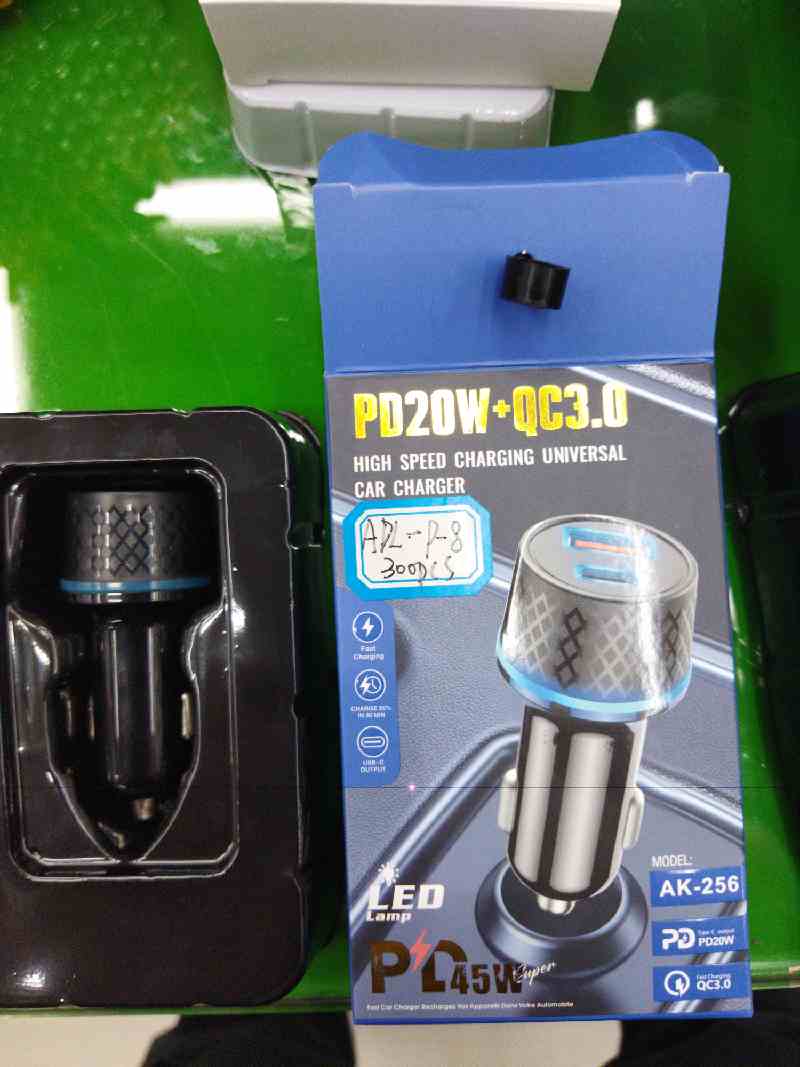 Cargador de coche de 20 W, carcasa de plástico, caja de color, blanco, negro