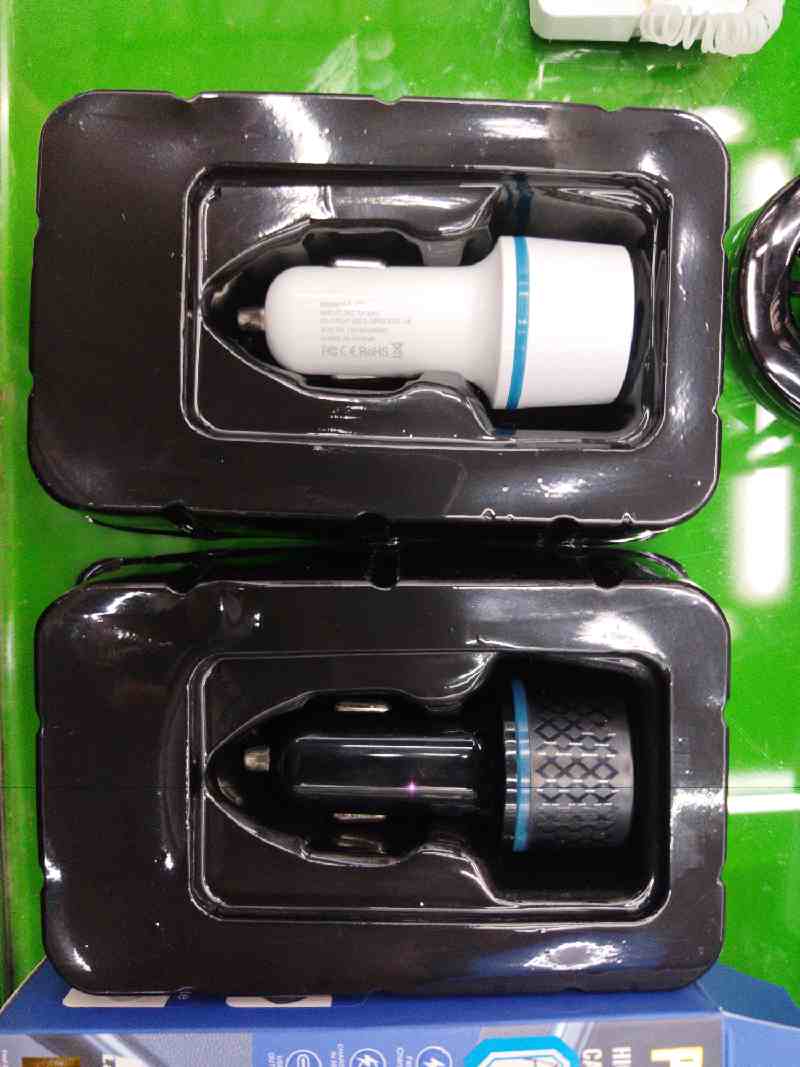 Cargador de coche de 20 W, carcasa de plástico, caja de color, blanco, negro