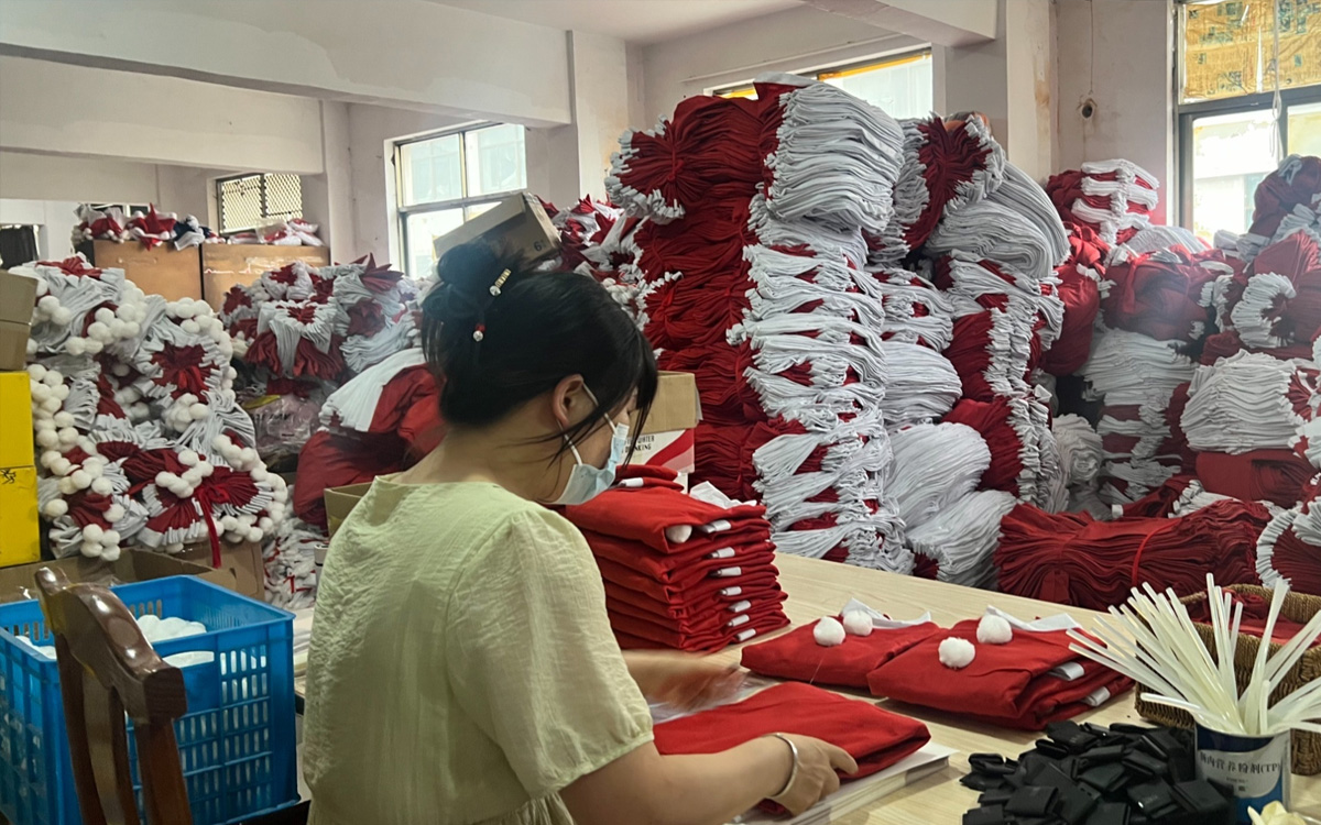 ¿Por qué la mayoría de los productos navideños del mundo se fabrican en Yiwu, China? (Guía imprescindible para compradores de Navidad 2026)