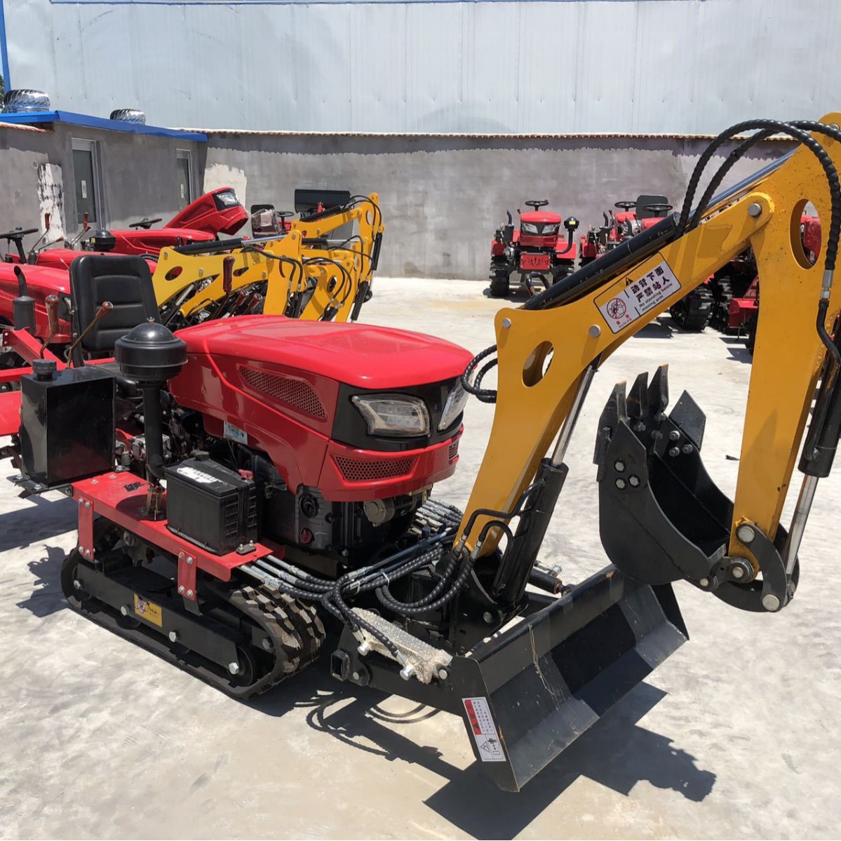 Labranza de orugas multifunción 35HP para tierra seca y húmeda, con cuchara excavadora incluida + 5 herramientas agrícolas estándar image 1