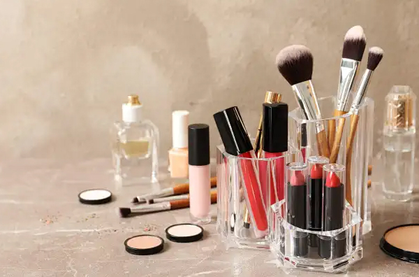 Compra de perfumes y cosméticos en China: Guía de precios, MOQ y requisitos de etiquetado para Latinoamérica