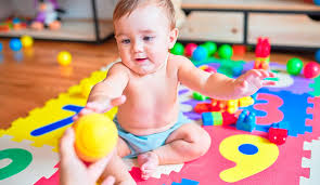 Juegos de bebés para cuidar: tipos, edades recomendadas y beneficios