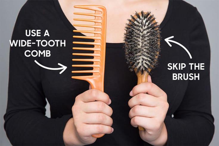 ¿Cuál es mejor para cabello rizado, peine de dientes anchos o cepillo para cabello?