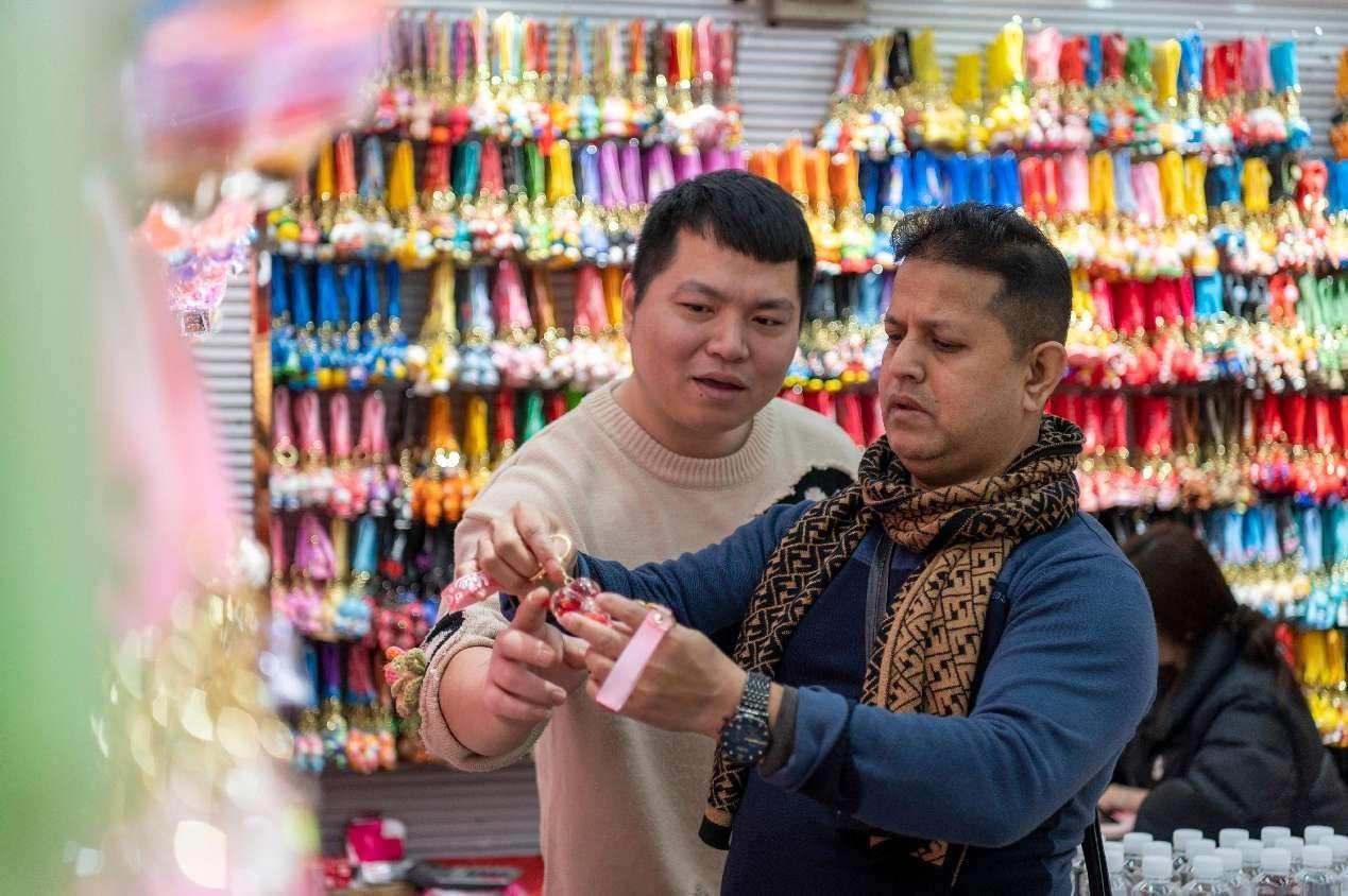 Guía completa para importar accesorios desde China: proveedores, envío y costos