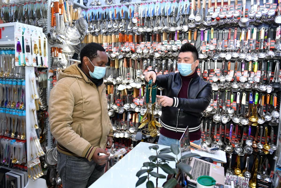 Importar prensa de cocina desde China: Guía de importación 2026