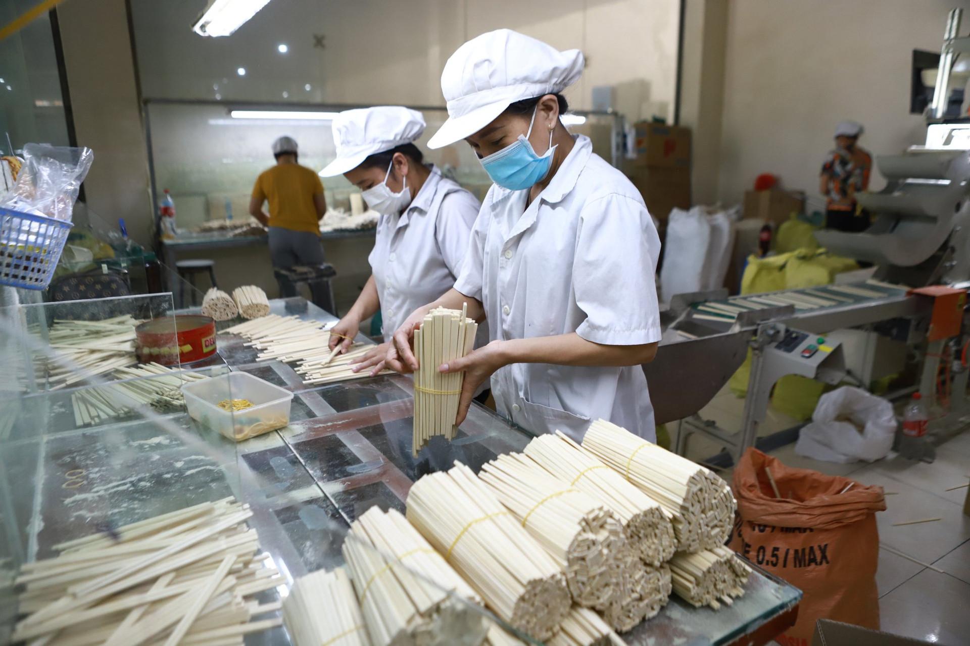 Importar los palillos desechables desde China: Guía de importación 2026