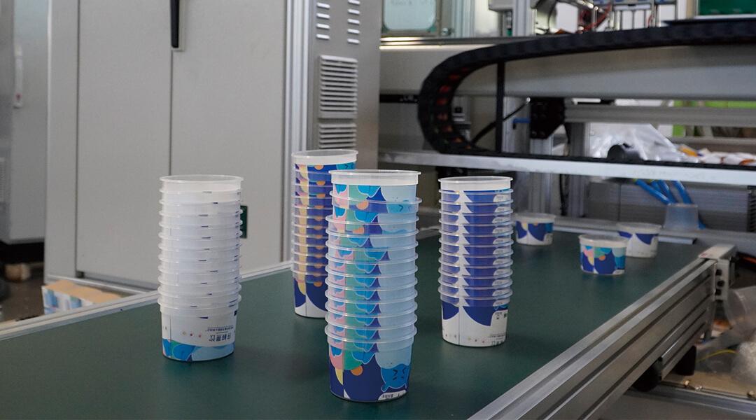 Los proveedores de los vasos de plástico en China: Guía de importación 2026