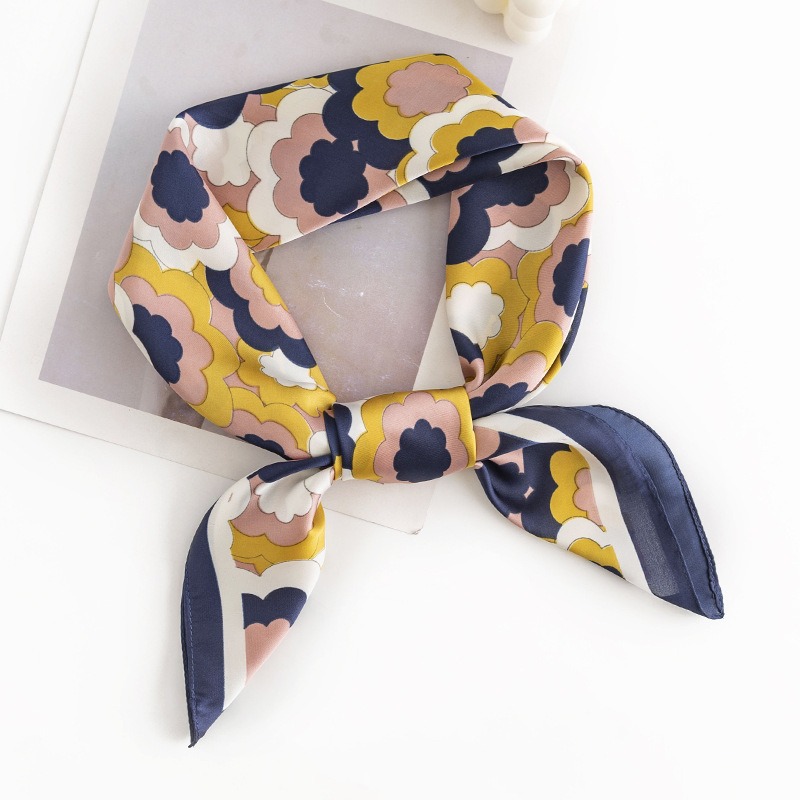 La traducción al español sería: "Pañuelo cuadrado pequeño de estilo coreano con estampado floral primaveral transfronterizo, de alta calidad para mujeres, con sensación de lujo, adecuado para el trabajo diario, hecho de seda artificial impresa."
