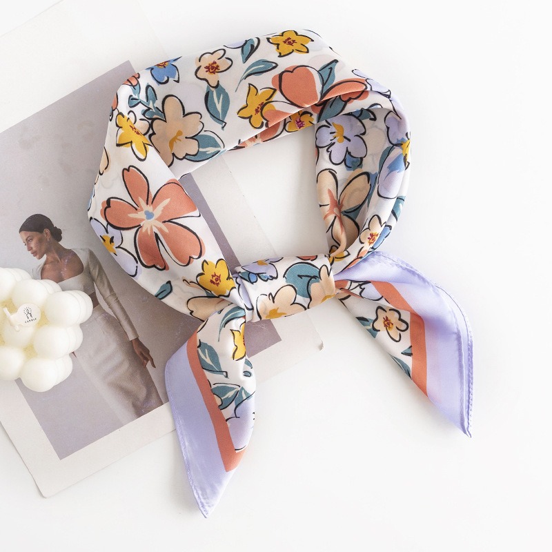 La traducción al español sería: "Pañuelo cuadrado pequeño de estilo coreano con estampado floral primaveral transfronterizo, de alta calidad para mujeres, con sensación de lujo, adecuado para el trabajo diario, hecho de seda artificial impresa."