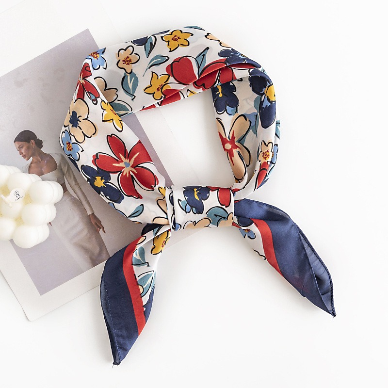 La traducción al español sería: "Pañuelo cuadrado pequeño de estilo coreano con estampado floral primaveral transfronterizo, de alta calidad para mujeres, con sensación de lujo, adecuado para el trabajo diario, hecho de seda artificial impresa."