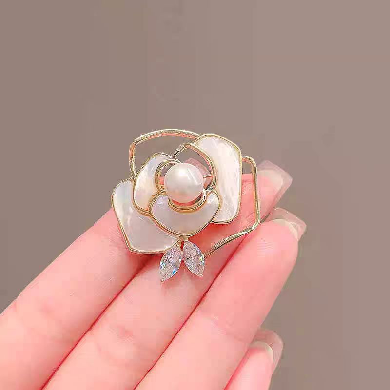 Broche de lujo ligero de alta gama para mujer, elegante y versátil, broche de alta gama de nicho para abrigos y accesorios de traje.