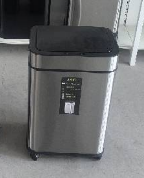 Bote de basura con sensor inteligente, de acero inoxidable, recargable, con pantalla de nivel de batería, capacidad de batería de 1500 mAh, zumbador sensible al tacto, función de encendido constante con un botón, función de apertura con movimiento de mano y pie, contenedor interior no incluido.