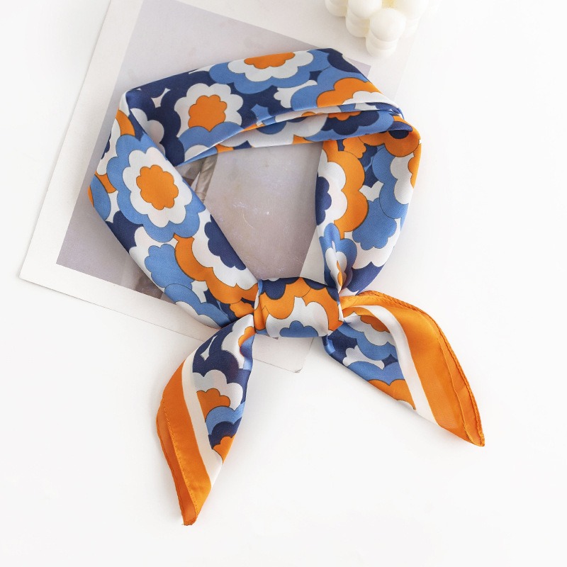 La traducción al español sería: "Pañuelo cuadrado pequeño de estilo coreano con estampado floral primaveral transfronterizo, de alta calidad para mujeres, con sensación de lujo, adecuado para el trabajo diario, hecho de seda artificial impresa."