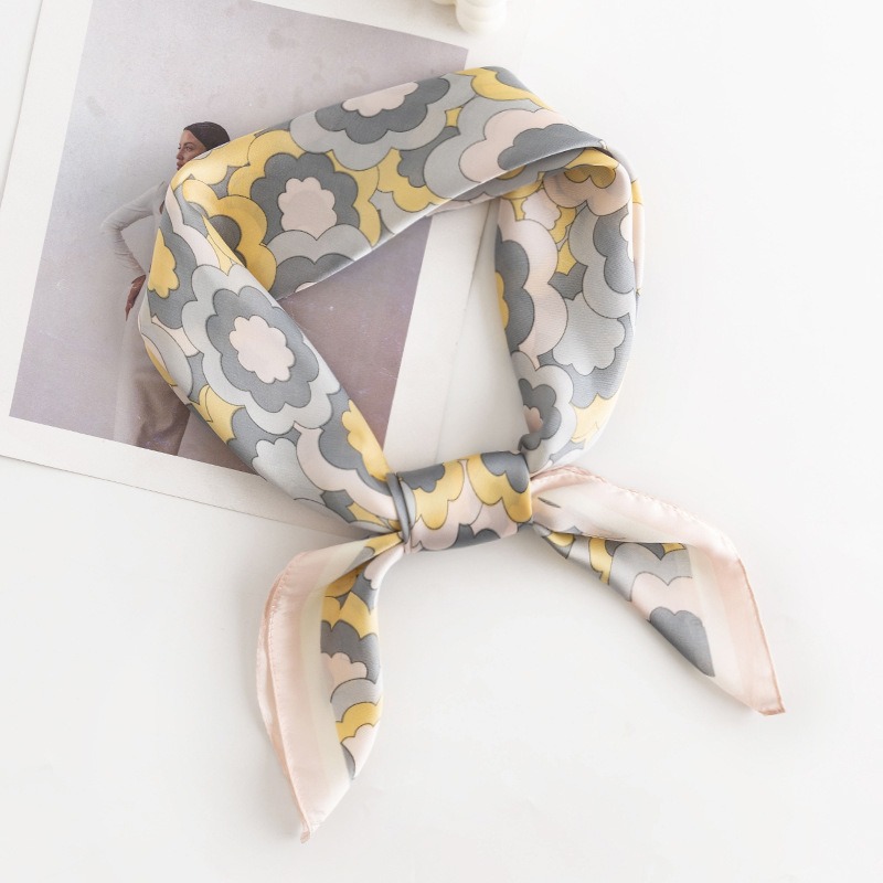 La traducción al español sería: "Pañuelo cuadrado pequeño de estilo coreano con estampado floral primaveral transfronterizo, de alta calidad para mujeres, con sensación de lujo, adecuado para el trabajo diario, hecho de seda artificial impresa."