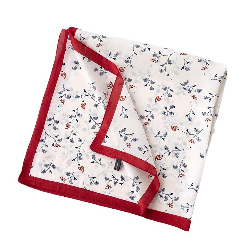 La traducción al español sería: "Pañuelo cuadrado pequeño de estilo coreano con estampado floral primaveral transfronterizo, de alta calidad para mujeres, con sensación de lujo, adecuado para el trabajo diario, hecho de seda artificial impresa."