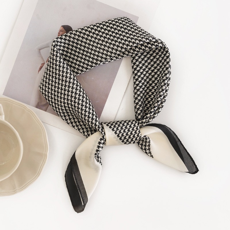 La traducción al español sería: "Pañuelo cuadrado pequeño de estilo coreano con estampado floral primaveral transfronterizo, de alta calidad para mujeres, con sensación de lujo, adecuado para el trabajo diario, hecho de seda artificial impresa."