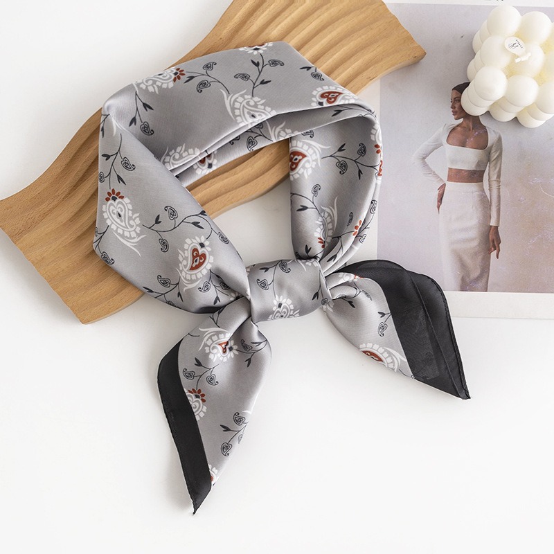 La traducción al español sería: "Pañuelo cuadrado pequeño de estilo coreano con estampado floral primaveral transfronterizo, de alta calidad para mujeres, con sensación de lujo, adecuado para el trabajo diario, hecho de seda artificial impresa."