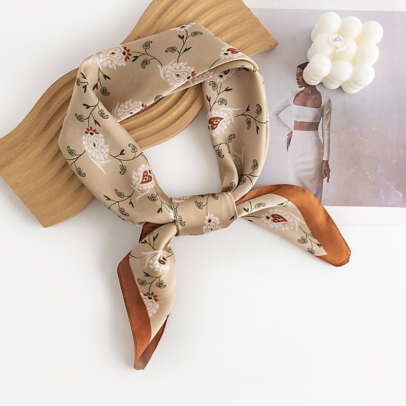 La traducción al español sería: "Pañuelo cuadrado pequeño de estilo coreano con estampado floral primaveral transfronterizo, de alta calidad para mujeres, con sensación de lujo, adecuado para el trabajo diario, hecho de seda artificial impresa."