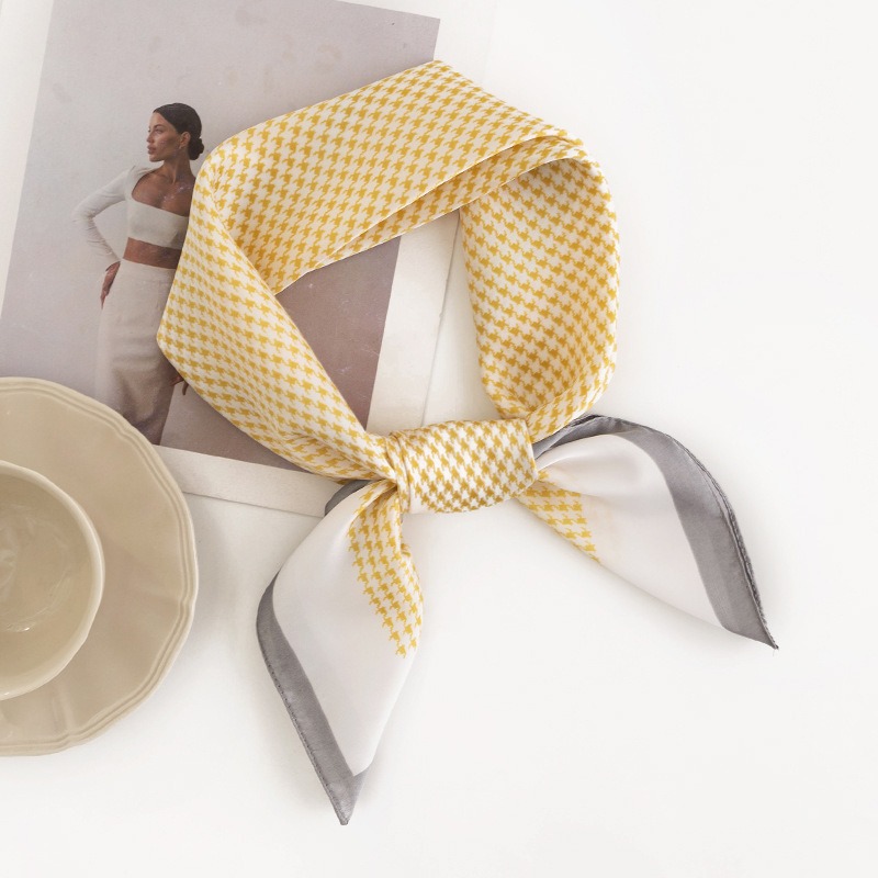 La traducción al español sería: "Pañuelo cuadrado pequeño de estilo coreano con estampado floral primaveral transfronterizo, de alta calidad para mujeres, con sensación de lujo, adecuado para el trabajo diario, hecho de seda artificial impresa."