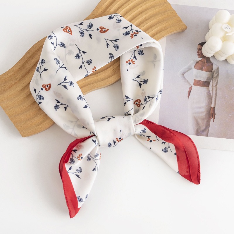 La traducción al español sería: "Pañuelo cuadrado pequeño de estilo coreano con estampado floral primaveral transfronterizo, de alta calidad para mujeres, con sensación de lujo, adecuado para el trabajo diario, hecho de seda artificial impresa."