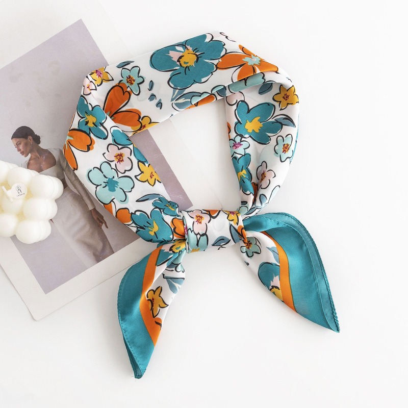 La traducción al español sería: "Pañuelo cuadrado pequeño de estilo coreano con estampado floral primaveral transfronterizo, de alta calidad para mujeres, con sensación de lujo, adecuado para el trabajo diario, hecho de seda artificial impresa."