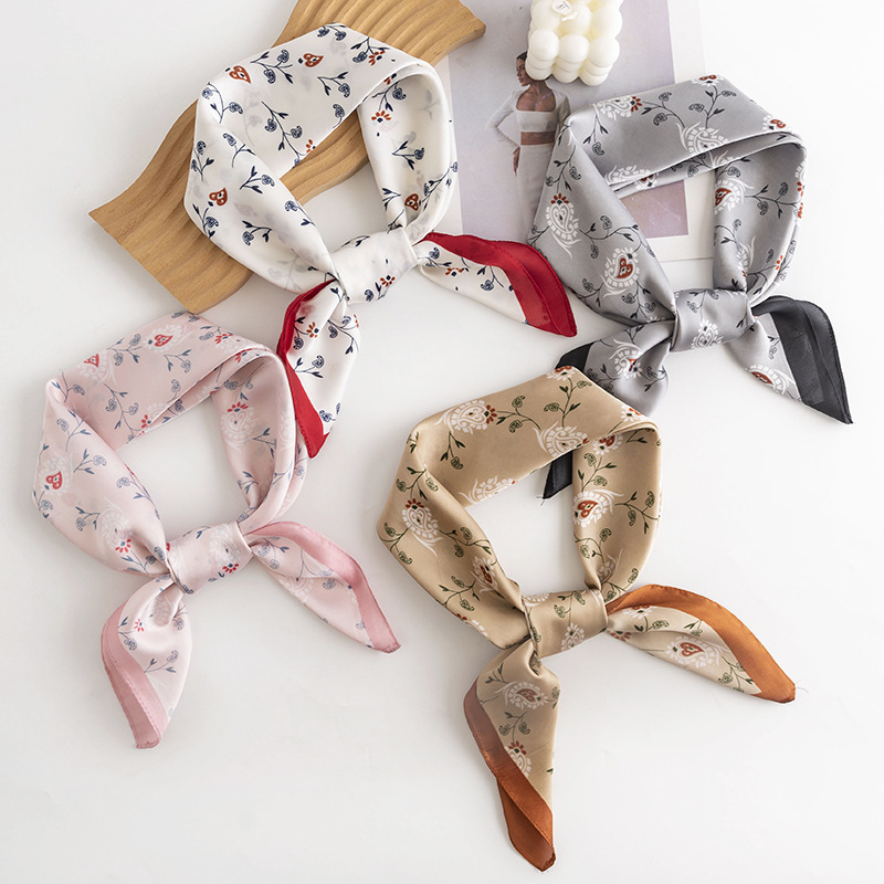 La traducción al español sería: "Pañuelo cuadrado pequeño de estilo coreano con estampado floral primaveral transfronterizo, de alta calidad para mujeres, con sensación de lujo, adecuado para el trabajo diario, hecho de seda artificial impresa."
