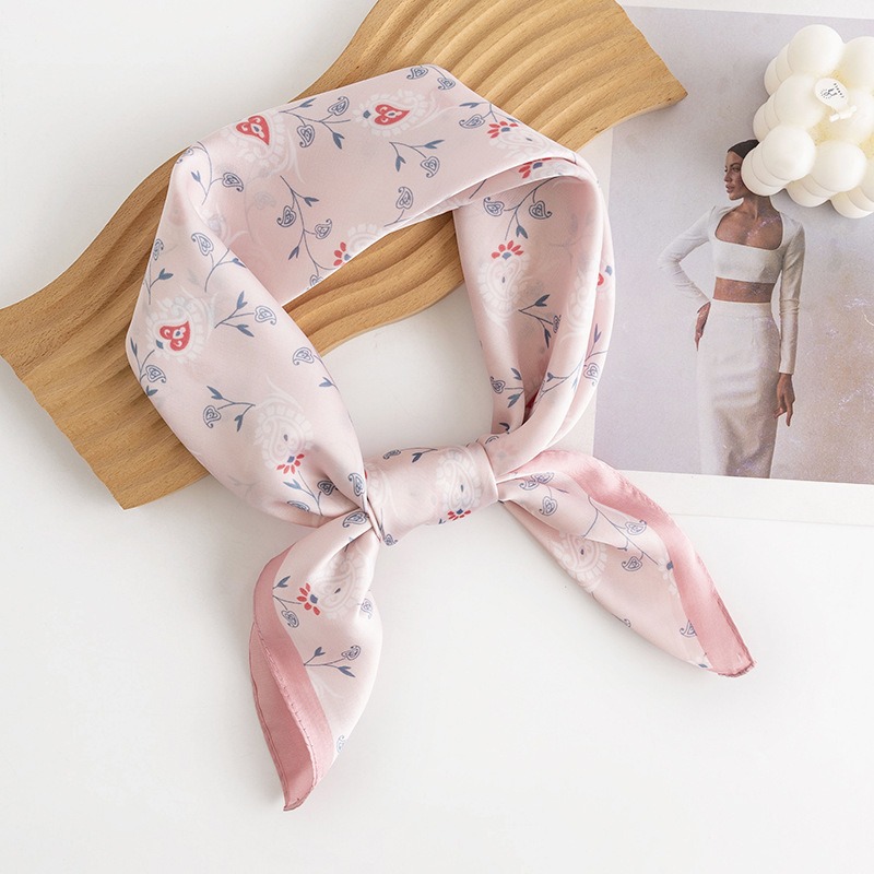 La traducción al español sería: "Pañuelo cuadrado pequeño de estilo coreano con estampado floral primaveral transfronterizo, de alta calidad para mujeres, con sensación de lujo, adecuado para el trabajo diario, hecho de seda artificial impresa."